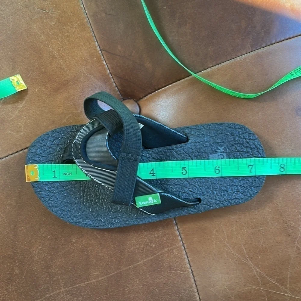 Sanuk kids black sling back sandals Kids SZ 10-11